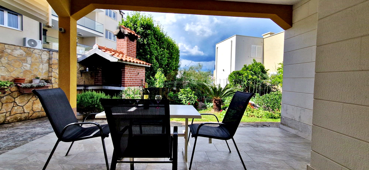 Casa con appartamenti a Okrug Gornji/Čiovo, seconda fila dal mare - 5 appartamenti